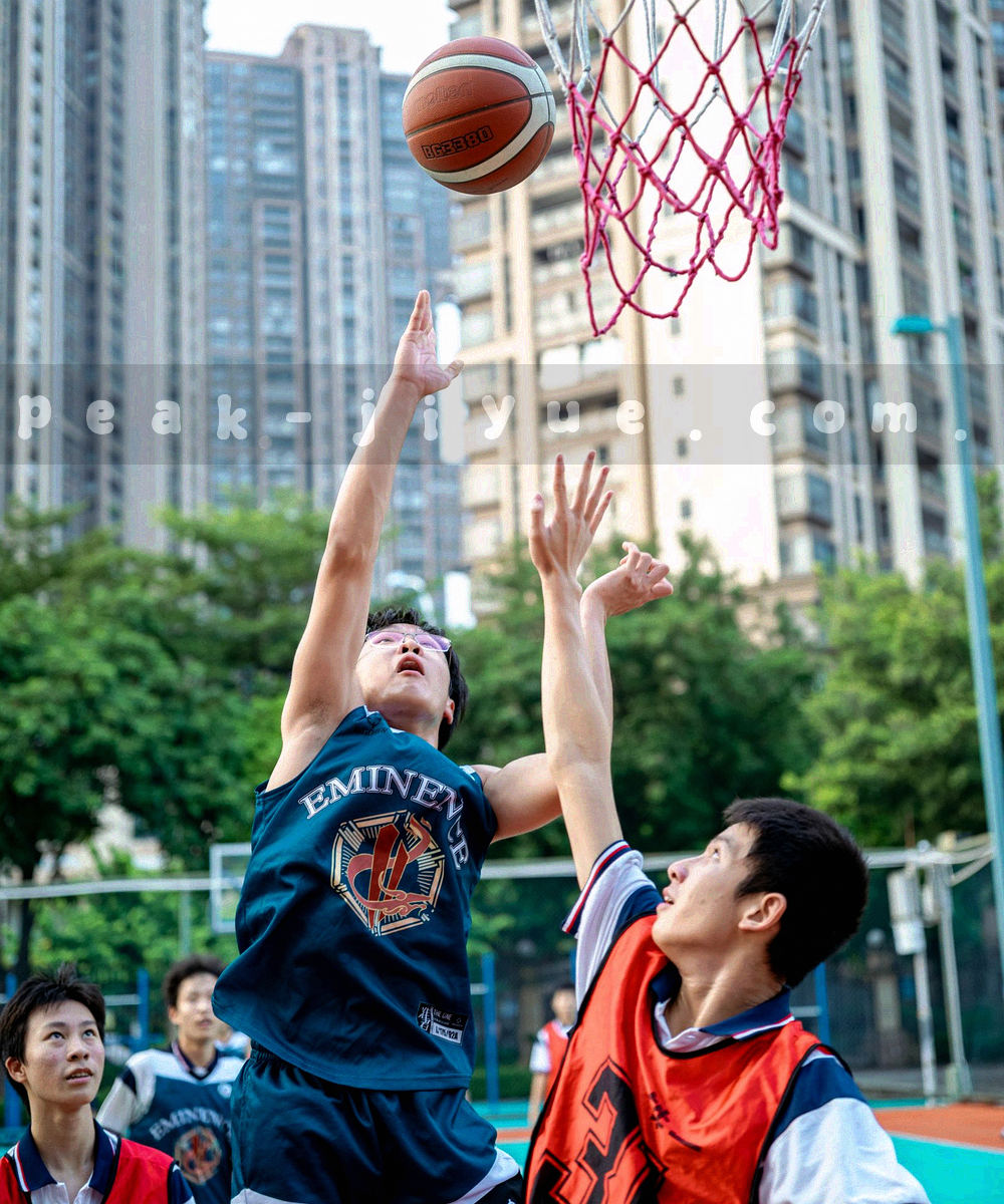 等宽数字时间轴与手持设备局部特写，霓虹青光，无人物